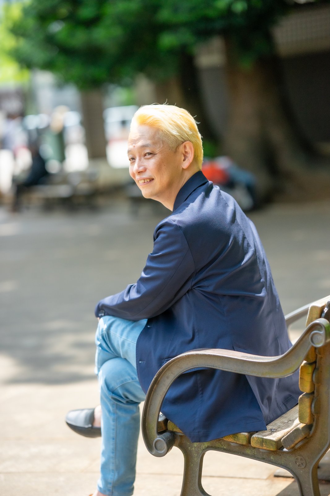 後藤光輝(ごとん)— ベンチに座って振り向く横顔
